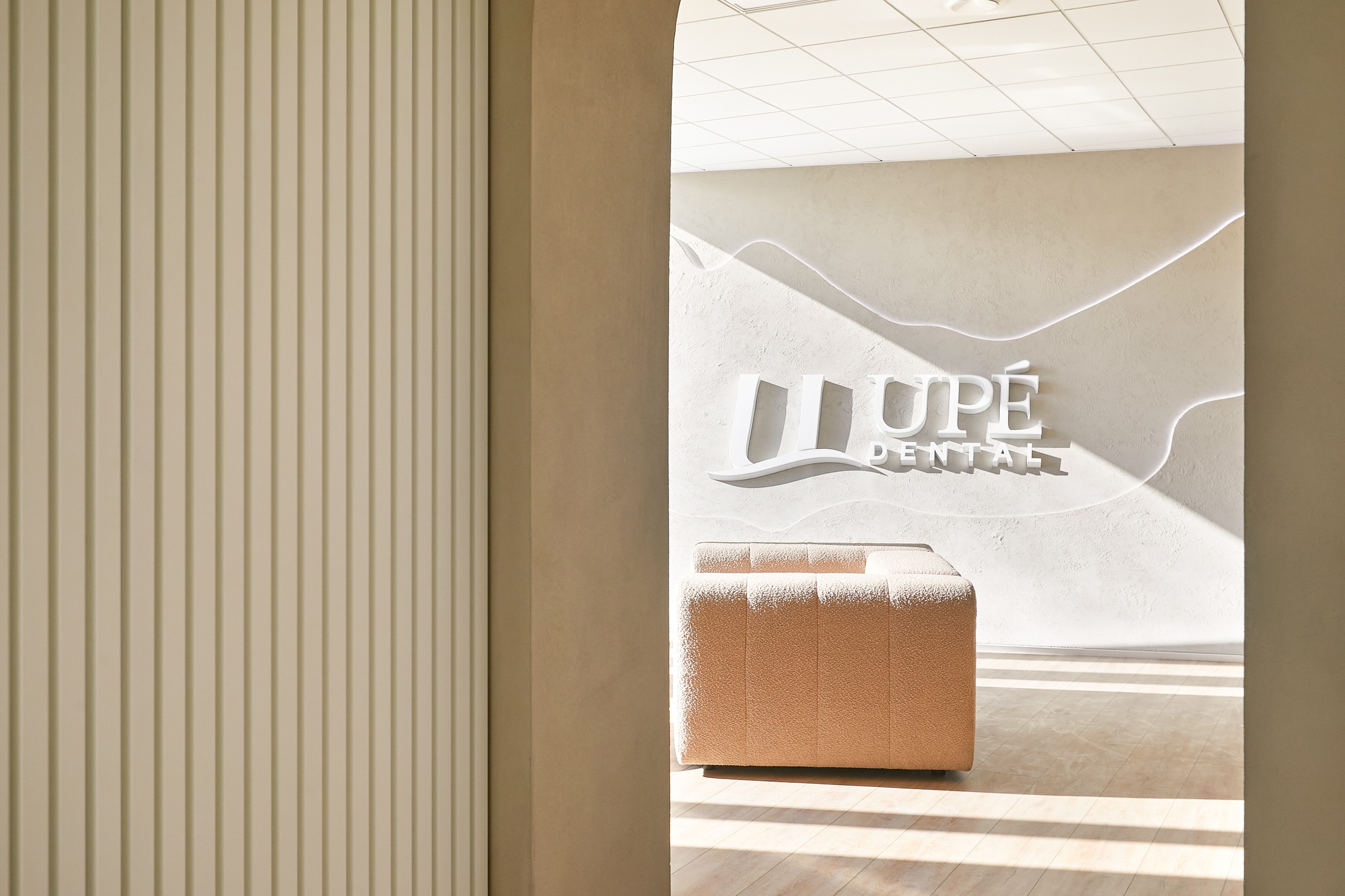 Šviesus UPĖ Dental klinikos interjeras